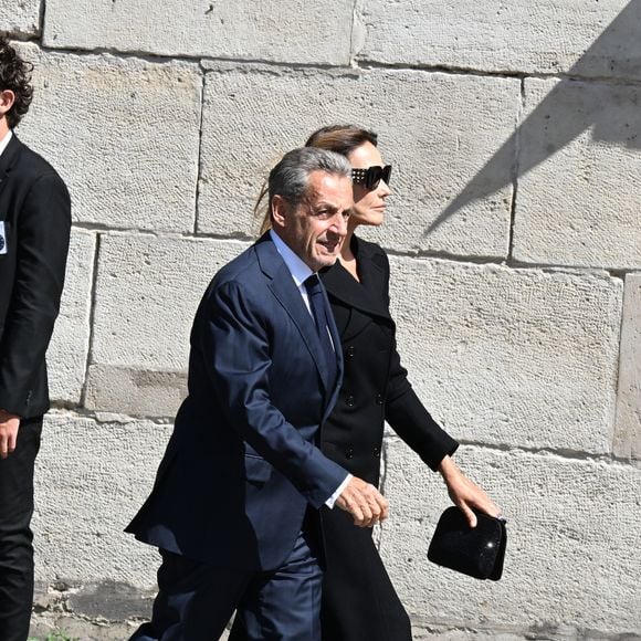 Nicolas Sarkozy et sa femme Carla Bruni aux obsèques de Mathilde Favier en l'église Saint-Sulpice à Paris, le 31 août 2026. 

Agence / Bestimage