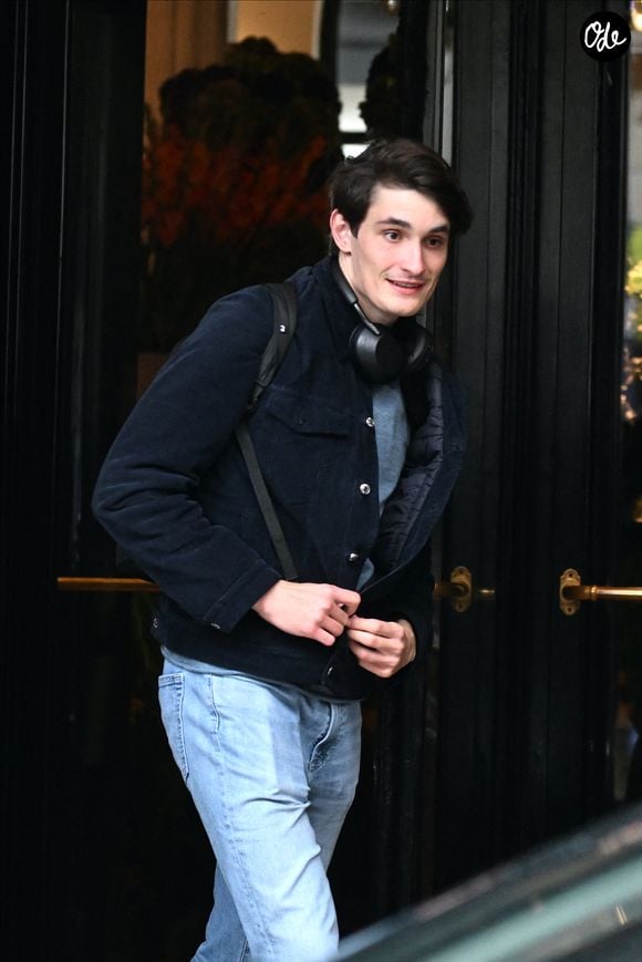 Aurélien Enthoven (Fils de Carla Bruni) - La famille Sarkozy réunie au restaurant du "Four Seasons Hôtel George V" pour l'anniversaire de Giulia Sarkozy (14 ans) à Paris, France, le 19 octobre 2025. Nicolas profite au maximum de ses derniers jours de liberté avant son incarcération à la prison de la Santé mardi 21 octobre. © Bestimage POUR INFO VOIR VENDEUR
