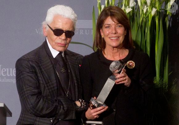 Karl Lagerfeld et la princesse Caroline de Monaco assistent à la remise du prix de la charité "MENSCHEN in EUROPA" à la princesse Caroline pour son engagement en faveur des enfants dans le besoin à Passau, en Allemagne, le 12 décembre 2011. Photo Goran Gajanin/DDP Images/ABACAPRESS.COM