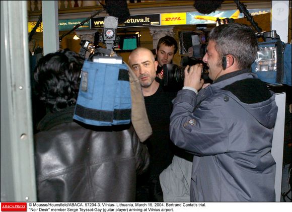 Procès de Bertrand Cantat. Serge Teyssot-Gay (guitariste), membre de Noir Desir, arrive à l'aéroport de Vilnius. © Mousse/Hounsfield/ABACA