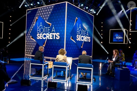 Exclusif - Garou, Mireille Dumas, François Berléand et Faustine Bollaert lors de l'enregistrement de l'émission "La Boîte à secrets", présentée par F.Bollaert et diffusée le 26 septembre 2025 sur France 3, dans les studios du Lendit à Saint-Denis, Seine Saint-Denis, France, le 8 septembre 2025. © Pierre Perusseau/Bestimage