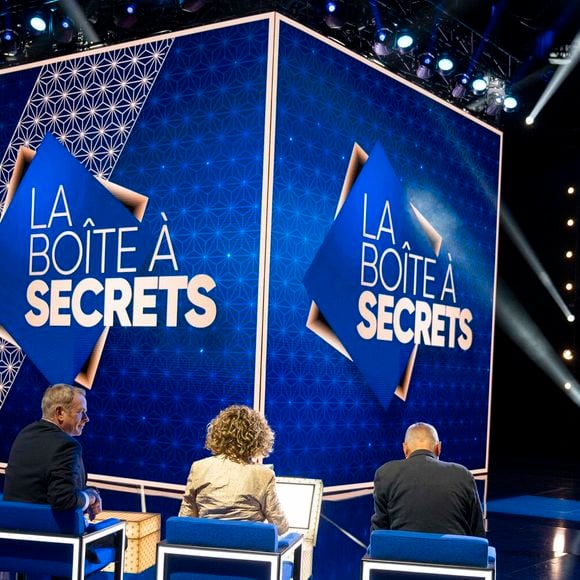 Exclusif - Garou, Mireille Dumas, François Berléand et Faustine Bollaert lors de l'enregistrement de l'émission "La Boîte à secrets", présentée par F.Bollaert et diffusée le 26 septembre 2025 sur France 3, dans les studios du Lendit à Saint-Denis, Seine Saint-Denis, France, le 8 septembre 2025. © Pierre Perusseau/Bestimage