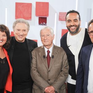 Exclusif - Anne Roumanoff, Michel Drucker, Alain Duhamel, Kamel le magicien et Emmanuel Chaunu lors de l'enregistrement de l'émission Vivement dimanche au studio Rive gauche, présentée par M.Drucker, diffusée sur France 3 le 14 juin 2026, à Paris, France, le 5 mai 2026. © Guillaume Gaffiot/Bestimage