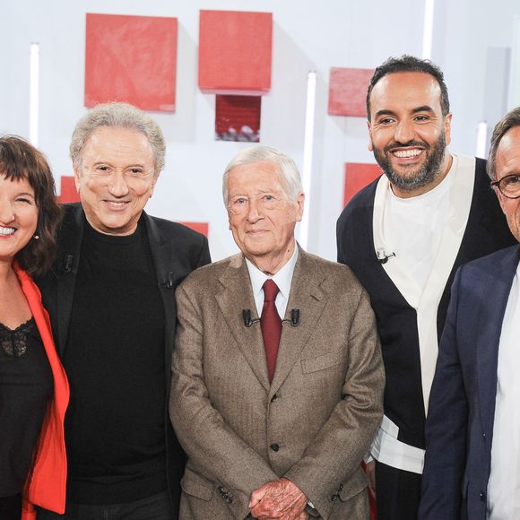 Exclusif - Anne Roumanoff, Michel Drucker, Alain Duhamel, Kamel le magicien et Emmanuel Chaunu lors de l'enregistrement de l'émission Vivement dimanche au studio Rive gauche, présentée par M.Drucker, diffusée sur France 3 le 14 juin 2026, à Paris, France, le 5 mai 2026. © Guillaume Gaffiot/Bestimage