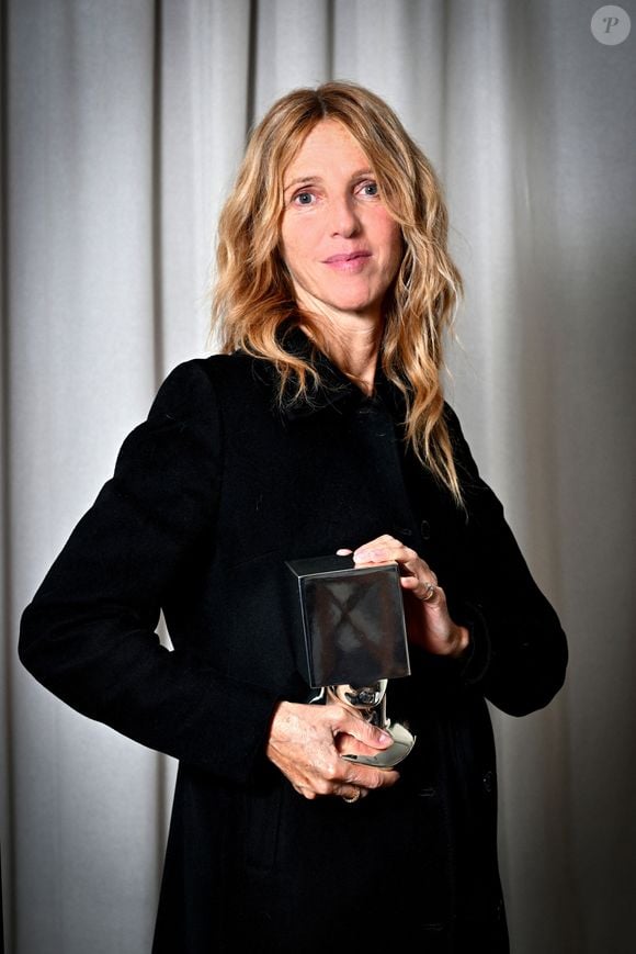 Exclusif - Sandrine Kiberlain pose avec son Prix, reçu au Festival de Nice Cinéroman à Nice, le 5 octobre 2024.