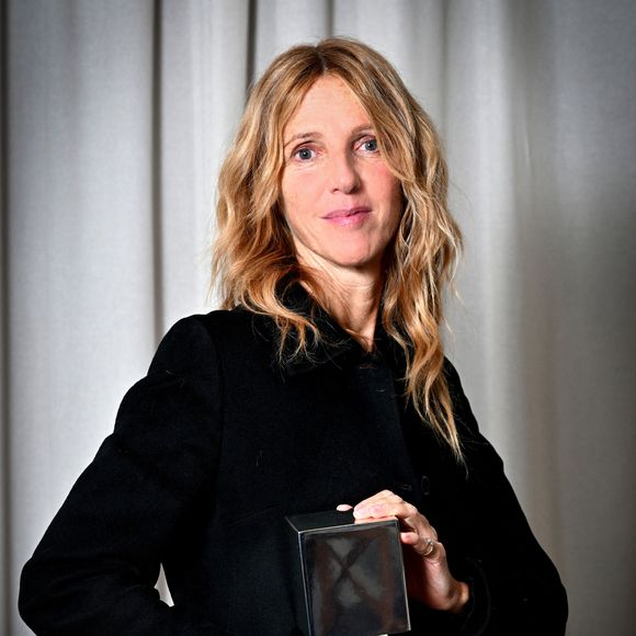 Exclusif - Sandrine Kiberlain pose avec son Prix, reçu au Festival de Nice Cinéroman à Nice, le 5 octobre 2024.