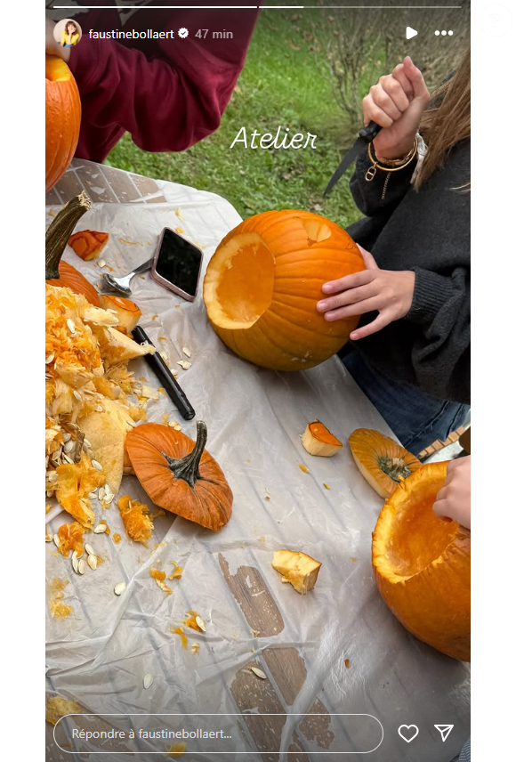 A l'approche d'Halloween, elle a accompagné ses enfants pour un atelier citrouille.

Faustine Bollaert passe du temps de qualité avec ses enfants Abbie et Peter à l'approche d'Halloween, le 30 octobre 2025 en story sur Instagram.