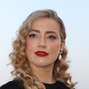 A tout juste 38 ans, Amber Heard nage en plein bonheur !

L'actrice Amber Heard salue ses fans lors de la promotion de son nouveau film « In the Fire » au 69e Festival du film de Taormina.