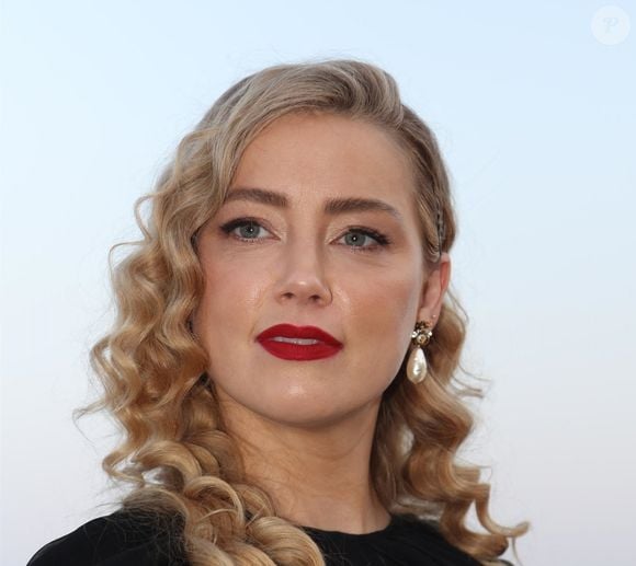 A tout juste 38 ans, Amber Heard nage en plein bonheur !

L'actrice Amber Heard salue ses fans lors de la promotion de son nouveau film « In the Fire » au 69e Festival du film de Taormina.