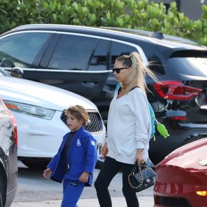 Anna Kournikova, enceinte, se balade à Miami avec son fils Nicholas le 6 octobre 2025. Photo par 305SCHOCK / Bestimage