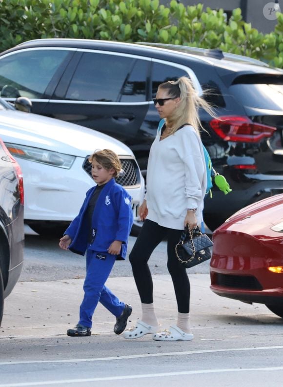 Anna Kournikova, enceinte, se balade à Miami avec son fils Nicholas le 6 octobre 2025. Photo par 305SCHOCK / Bestimage