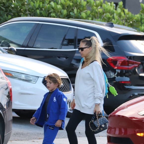 Anna Kournikova, enceinte, se balade à Miami avec son fils Nicholas le 6 octobre 2025. Photo par 305SCHOCK / Bestimage