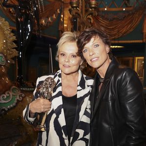 Muriel Robin, sa femme Anne Le Nen lors de la 37ème Nuit des Molières aux Folies Bergère à Paris le 4 mai 2026.

© Jack Tribeca / Bestimage