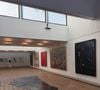 La jeune femme a profité d'une visite exclusive et très calme pour admirer les œuvres de l'exposition du moment.