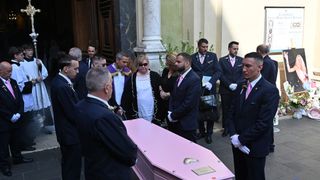 Dernier voyage de Loana : sa mère Violette entourée pour saluer sa mémoire