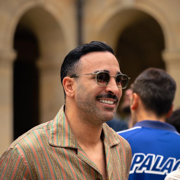 Adil Rami au Front Row du défilé Drôle de Monsieur de la mode homme Printemps/Été 2026 dans le cadre de la Fashion Week de Paris au 1 rue Clotilde, à Paris, France, le 274 juin 2025. © Florian Lavielle/Bestimage