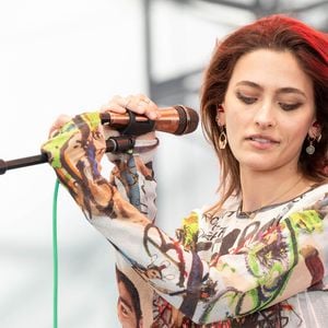 Parmi ses trois enfants, sa fille Paris Jackson a elle aussi choisi la musique et poursuit aujourd'hui sa propre carrière.

Paris Jackson en concert lors du 2023 Bonnaroo Music & Arts Festival à Manchester (Tennessee), le 18 juin 2023. © Zuma Press / Bestimage