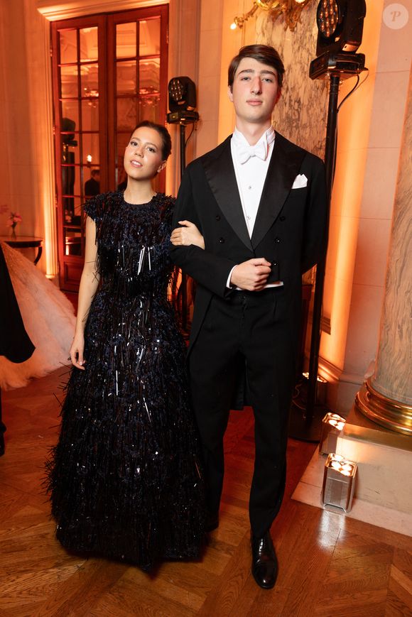 Exclusif - La princesse Eugenia von Hohenzollern ( robe Natan ) et son cavalier le comte Ascarrio di Carpegna Brivio. - Défilé au Bal 2025 des débutantes à l’hôtel Shangri-La Paris le 29 novembre 2025. Le Bal / Moreau / Borde / Bestimage