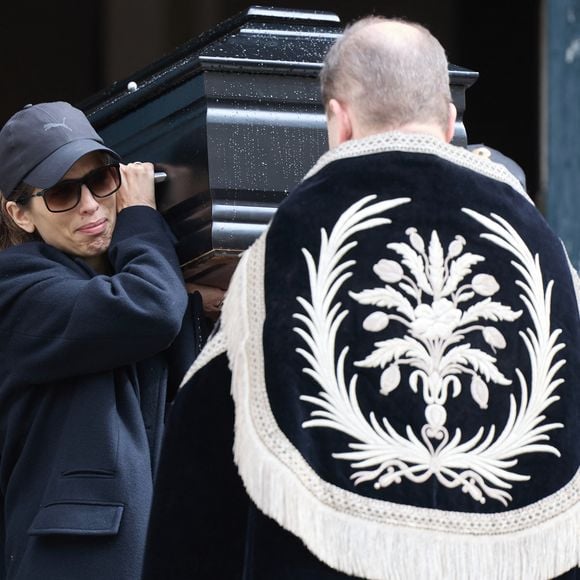 Jacky (parrain de Diego Le Fur), Maïwenn portent le cercueil sous les applaudissements - Sortie des obsèques de Jean-Yves Le Fur en l'église Saint-Roch à Paris, le 6 avril 2024. © Cyril Moreau-Dominique Jacovides/Bestimage