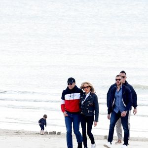 Le président de la république Emmanuel Macron et la première dame Brigitte Macron s'offrent une promenade sur la plage du Touquet la veille du 2 ème tour des élections présidentielles 2022 le 23 avril 2022.
© Dominique Jacovides / Bestimage