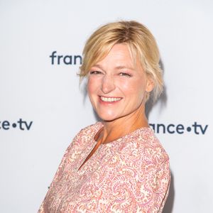 Anne-Elisabeth Lemoine lors du photocall dans le cadre de la conférence de presse de France Télévisions au Pavillon Gabriel à Paris, France, le 24 août 2021. © Pierre Perusseau/Bestimage