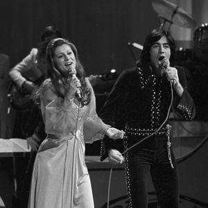 Archives - En France, à Paris, Ringo et Sheila chantant en duo sur le plateau  de l'émission "Cadet Rousselle" le 2 mars 1973. © Jean Lenoir via Bestimage