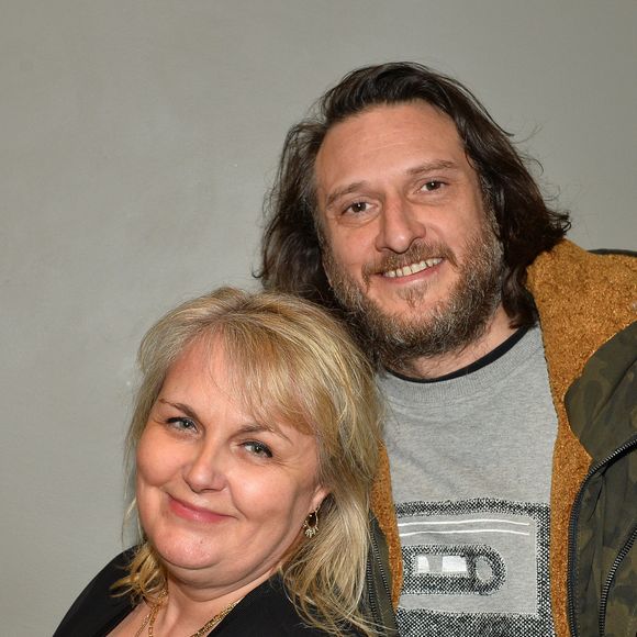 "On a vécu une séparation compliquée avec quelqu’un de difficile. Alors on s’est vraiment regroupés, tous les trois. Et quand j’ai rencontré Régis il y a vingt-cinq ans, il m’a apporté du calme et de la structure" a-t-elle révélé.

Valérie Damidot et son compagnon Régis Viogeat - Célébrités pendant les concert du groupe Suprême NTM à l'AccorHotels Arena à Paris, France, les 8, 9 et 10 mars 2018. © Veeren/Bestimage