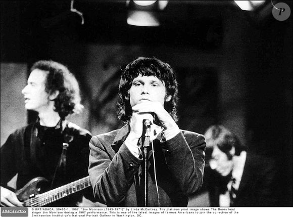 Jim Morrison (1943-1971) par Linda McCartney. Ce tirage au platine montre le chanteur du groupe The Doors, Jim Morrison, lors d'un concert en 1967. ©TNS/ABACA