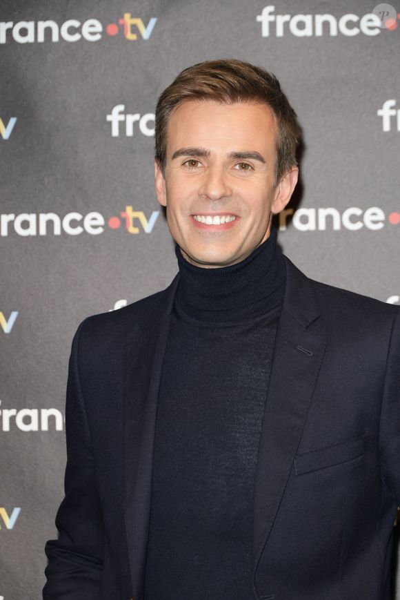 Pendant ses congés, c'est le journaliste fidèle à France Télévisions depuis de longues années, qui assurera l'intérim en semaine, du lundi au jeudi. Un exercice avec lequel il est familier puisqu'il a déjà été amené au fil de sa carrière à remplacer ses différents collègues.

Jean-Baptiste Marteau - Photocall à l'occasion des 40 ans de l'émission "Télématin" au siège de France Télévisions à Paris le 6 février 2025. © Coadic Guirec/Bestimage