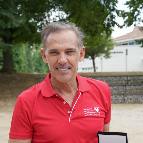 Paul Belmondo partage avec Charlotte Joly, sa demi-sœur de onze ans sa cadette, une relation particulièrement proche.

Paul Belmondo lors de “L'Etape du Coeur” de l’association Mécénat Chirurgie Cardiaque, en France.

© Anne-Sophie Guebey/Bestimage