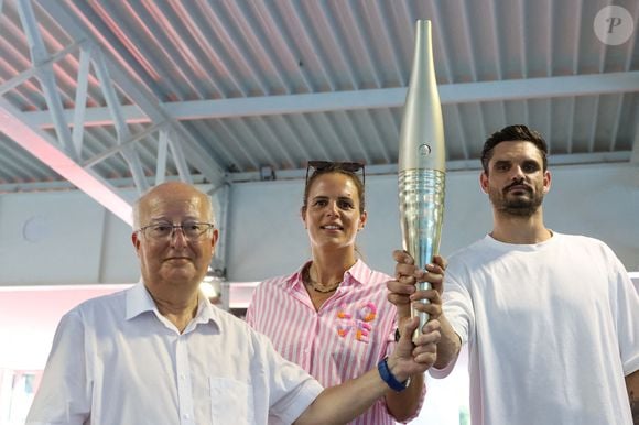Laure Manaudou et son frère Florent Manaudou tenant les flammes olympiques avec le maire de Colombes lors de l'inauguration du Centre aquatique olympique Laure et Florent Manaudou à Colombes, près de Paris, France, le 28 juin 2025. Photo par Ameer Alhalbi/ABACAPRESS.COM
