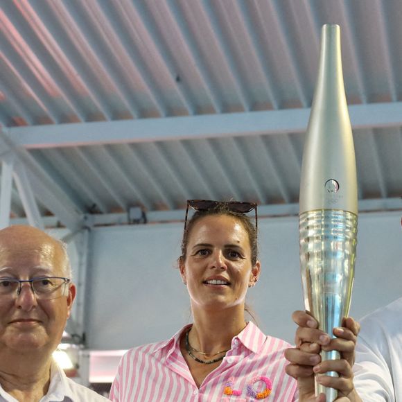 Laure Manaudou et son frère Florent Manaudou tenant les flammes olympiques avec le maire de Colombes lors de l'inauguration du Centre aquatique olympique Laure et Florent Manaudou à Colombes, près de Paris, France, le 28 juin 2025. Photo par Ameer Alhalbi/ABACAPRESS.COM