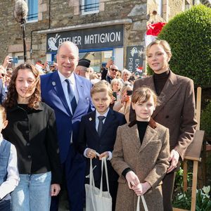 Albert de Monaco, son épouse Charlene de Monaco, Jacques et Gabriella ont effectué un déplacement en Bretagne

Le prince Albert II de Monaco, le prince Jacques de Monaco, marquis des Baux, la princesse Gabriella de Monaco, comtesse de Carladès, la princesse Charlène de Monaco, et Jean-René Carfantan, maire de Matignon, lors d'une visite à Matignon le 9 avril 2025. © Dominique Jacovides / Bestimage