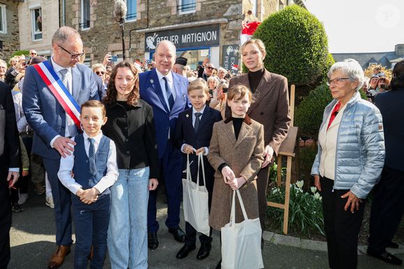 Albert de Monaco, son épouse Charlene de Monaco, Jacques et Gabriella ont effectué un déplacement en Bretagne

Le prince Albert II de Monaco, le prince Jacques de Monaco, marquis des Baux, la princesse Gabriella de Monaco, comtesse de Carladès, la princesse Charlène de Monaco, et Jean-René Carfantan, maire de Matignon, lors d'une visite à Matignon le 9 avril 2025. © Dominique Jacovides / Bestimage