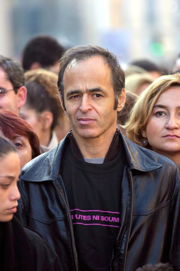 Le chanteur français Jean-Jacques Goldman participe à une marche silencieuse de plus de 1 000 personnes organisée par l'association "Ni Putes ni Soumises" à Marseille, dans le sud de la France, le 27 novembre 2004. Photo par Gerald Holubowicz/ABACA.