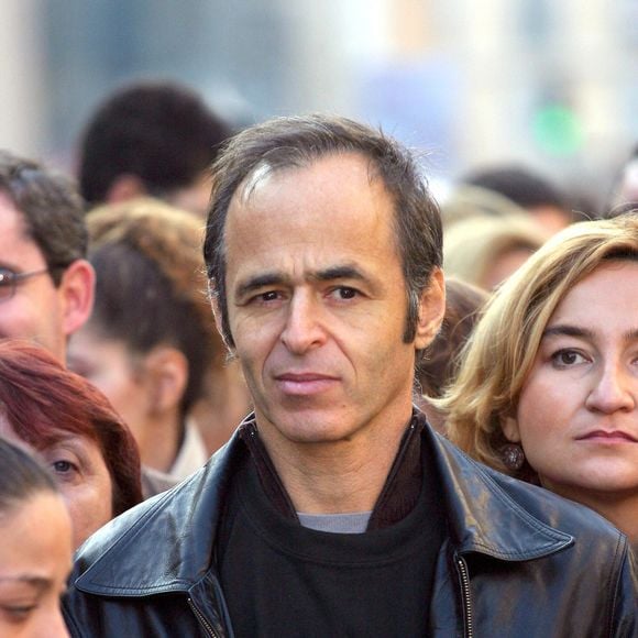 Le chanteur français Jean-Jacques Goldman participe à une marche silencieuse de plus de 1 000 personnes organisée par l'association "Ni Putes ni Soumises" à Marseille, dans le sud de la France, le 27 novembre 2004. Photo par Gerald Holubowicz/ABACA.