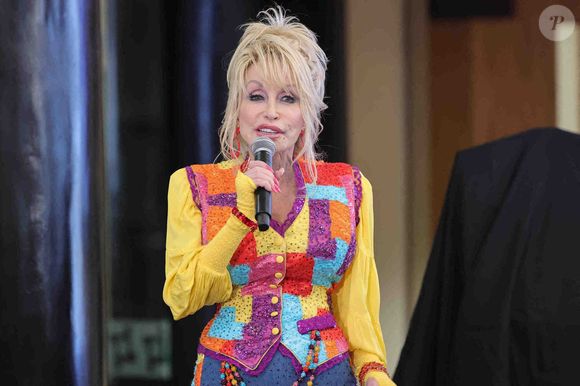 Et de compléter :  "Ils savaient que cette demande visait simplement à donner de la crédibilité à Meghan Markle dans ce domaine de style de vie, un domaine dans lequel Dolly a beaucoup de crédibilité".

La chanteuse Dolly Parton a été honorée par le gouverneur Carney à Wilmington. Le 5 mai 2022
© Saquan Stimpson / Zuma Press / Bestimage
