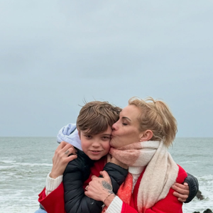 Elodie Gossuin profite d'un séjour familial en Bretagne.