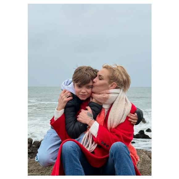 Elodie Gossuin profite d'un séjour familial en Bretagne.