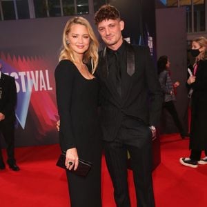 A 49 ans et 39 ans, les tourtereaux vivent une relation saine et épanouie : "Il y a un amour véritable entre nous". De l'espoir pour les timides !
Virginie Efira et Niels Schneider au Gala Benedetta Hedaline lors du London Film Festival à Londres, le 16 octobre 2021. Crédit Backgrid UK/ Bestimage