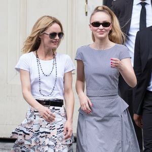 Vanessa Paradis et sa fille Lily-Rose Depp quittant le défilé Chanel lors de Paris Haute Couture Automne Hiver 2018/2019 à Paris, France, le 03 juillet 2018. 
Photo par Nasser Berzane/ABACAPRESS.COM