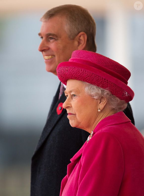 Le fils préféré de la reine est mis en cause pour ses relations avec Epstein

La Reine Elisabeth II d'Angleterre et le Prince Andrew - La Famille royale reçoit lors d’une cérémonie de bienvenue la Présidente de Corée du Sud Park Geun-hye au Horse Guards a Londres, le 5 Novembre 2013. ©AGENCE / BESTIMAGE