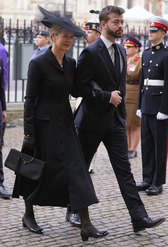 Mais désormais, Lady Helen Taylor a révélé que le duc de Kent "ralentissait" son planning car sa santé commencerait à faiblir. 

Cassius Taylor et Lady Helen Taylor lors du service d'action de grâce en hommage au prince Philip, duc d’Edimbourg, à l'abbaye de Westminster à Londres, Royaume Uni, le 29 mars 2022. Le prince Philip, duc d’Edimbourg, est décédé le 9 avril 2021. © Julien Burton/Bestimage