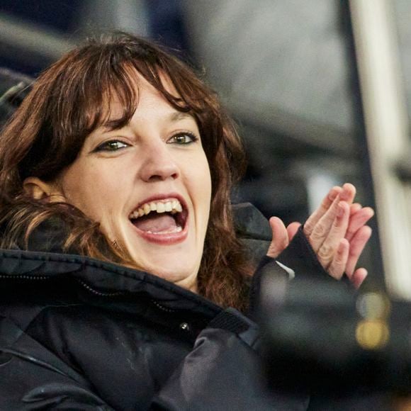 La chanteuse Jain fait elle aussi son arrivée

Jain - Célébrités dans les tribunes du match de Ligue 1 McDonald's opposant le Paris Saint-Germain (PSG) à Toulouse (3-0) au Parc des Princes à Paris le 22 novembre 2024. © Cyril Moreau/Bestimage