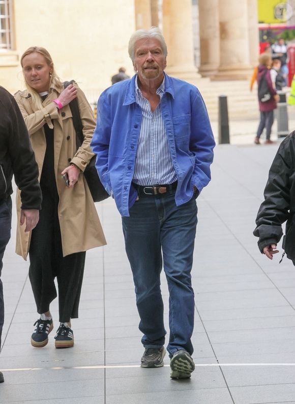 Le milliardaire Sir Richard Branson fait une rare apparition publique en portant des vêtements décontractés dans les studios de télévision de la BBC. Londres. © Backgrid UK/ Bestimage