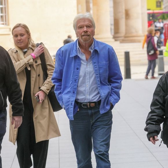 Le milliardaire Sir Richard Branson fait une rare apparition publique en portant des vêtements décontractés dans les studios de télévision de la BBC. Londres. © Backgrid UK/ Bestimage