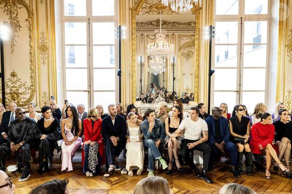 Loin... très loin du clan qu'il a pourtant tant aimé... 

Kris Jenner, Corey Gamble, Kim Kardashian, Anna Wintour, David Beckham, Nicola Peltz, Brooklyn Bekcham, Cruz Beckham assistent au défilé de mode Victoria Beckham lors du défilé des collections printemps-été 2024 à la Semaine de la mode de Paris, à Paris, France, le 29 septembre 2023. Photo par Splash News/ABACAPRESS.COM