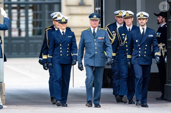 Le roi Carl Gustaf fête son anniversaire lors d'une parade militaire et en faisant une apparition au balcon du palais royal de Stockholm avec sa famille le 30 avril 2025. @Backgrid USA / Bestimage
