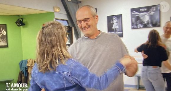Gilles à la ferme avec ses prétendantes Isabelle et Pascaline dans "L'amour est dans le pré"