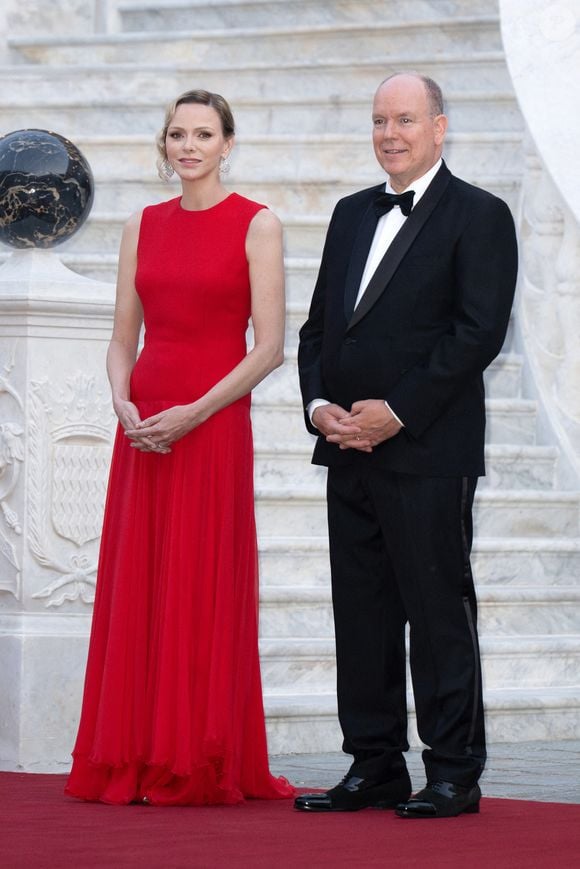 Le Prince Albert II de Monaco et la Princesse Charlène attendent leurs invités au Palais Princier avant un dîner d'Etat avec le Président français dans le cadre d'une visite d'Etat de deux jours à Monaco, le 07 juin 2025, Monaco. Photo David Niviere/Abaca